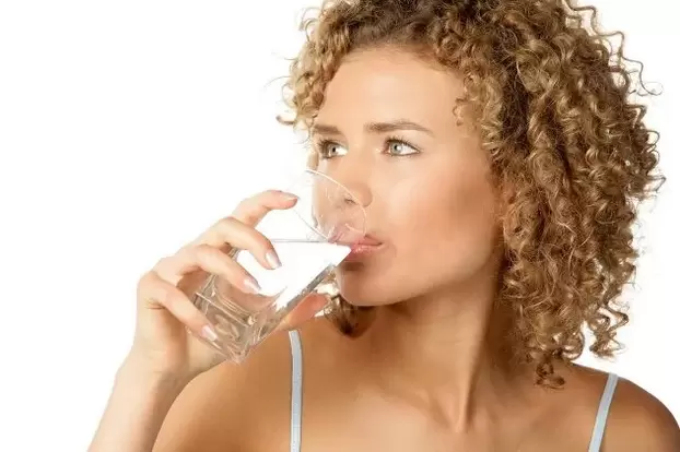 Fata urmează o dietă pentru leneși, bea un pahar cu apă înainte de a mânca